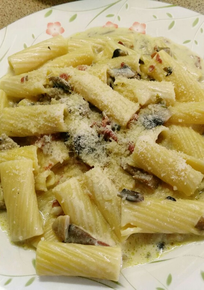 Una foto de Tortiglioni en salsa Alfredo