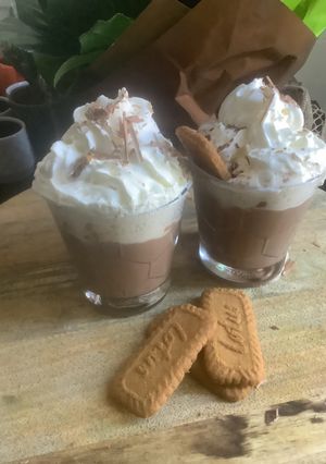 Une photo de 👨‍🍳Chocolat 🍫🥳chaud 🥛gourmand🎄🪵☕️