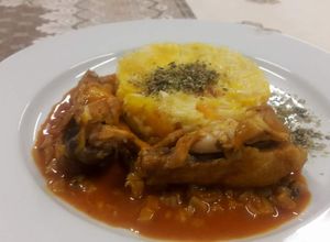 Una foto de Pollo al ajillo (origen español) con risotto (origen italiano)