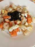 Ensalada de huevos de choco y gambas con Mini crujientes de Atún