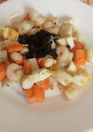 Una foto de Ensalada de huevos de choco y gambas con Mini crujientes de Atún