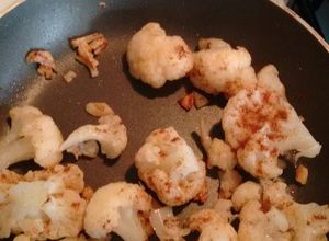 Una foto de Coliflor frita con ajo y pimentón. ॐ