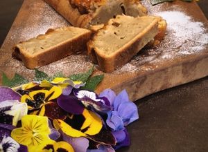 Foto di La mia idea di banana bread con farina di segale al cardamomo e confettura di albicocche