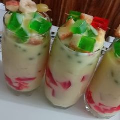 A picture of Mango flavour fruit and jelly custard.