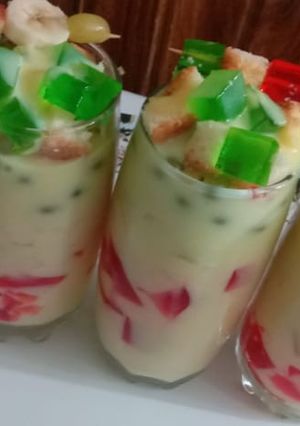 A picture of Mango flavour fruit and jelly custard.