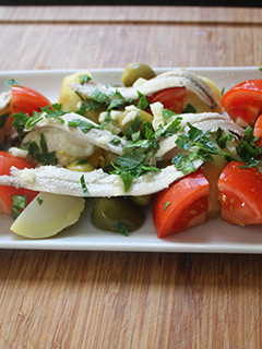 Una foto de Ensalada de boquerones con patatas y tomate