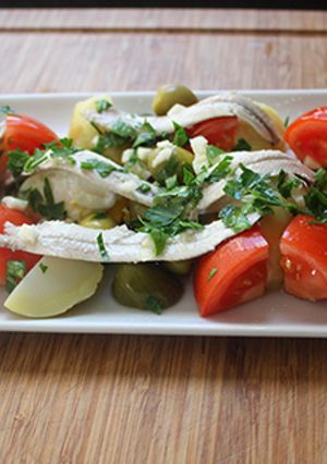 Foto principal de Ensalada de boquerones con patatas y tomate