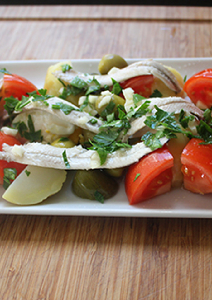 Una foto de Ensalada de boquerones con patatas y tomate