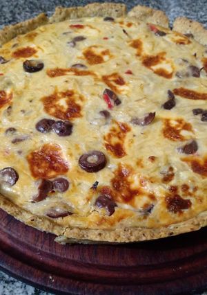 Una foto de Tarta de harina integral con cebolla, aceitunas negras y morrón
