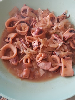Una foto de Calamares encebollados