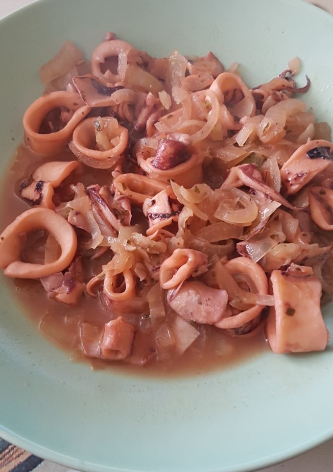 Una foto de Calamares encebollados