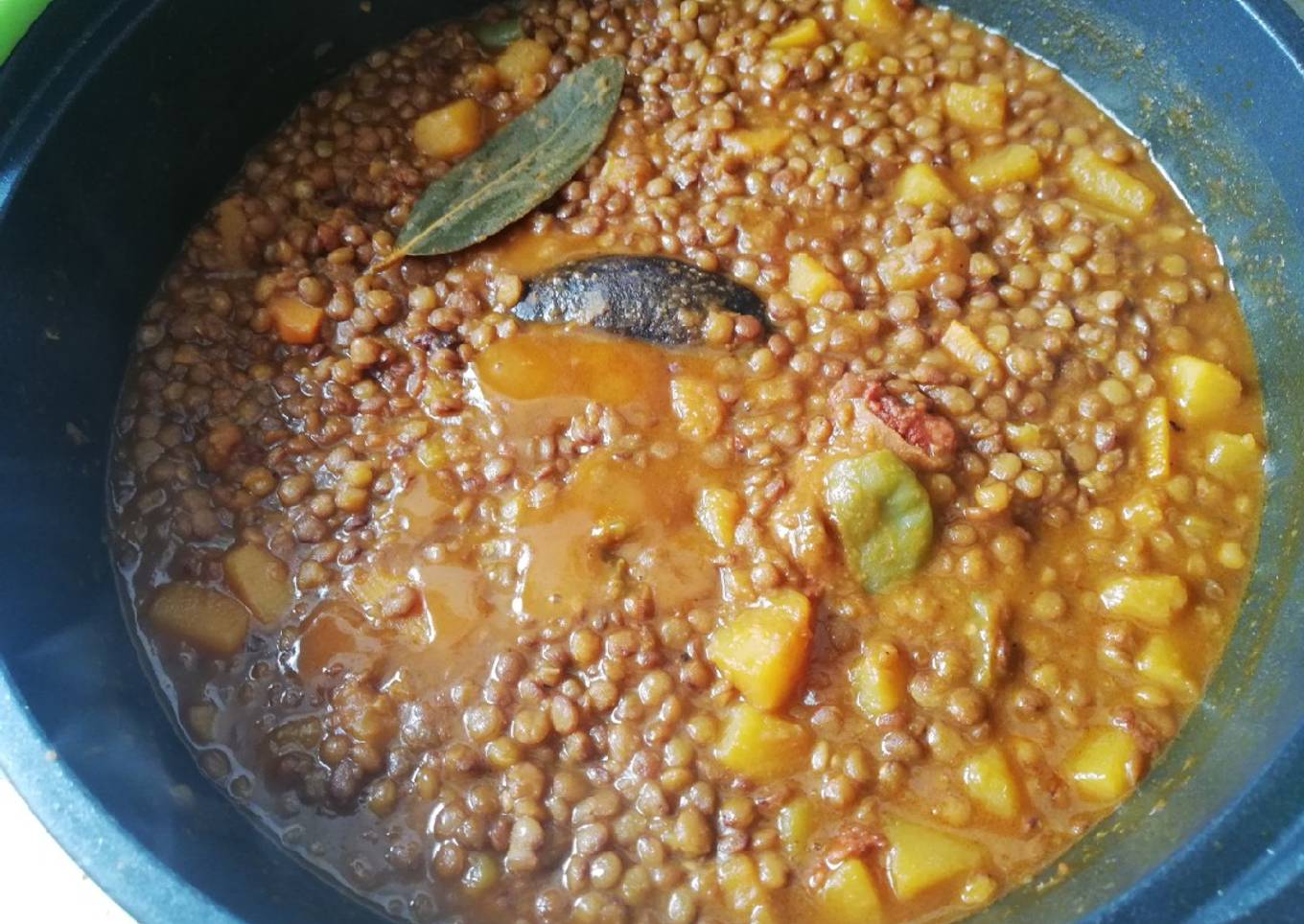 Lentejas pardinas con puerro, piquillos y calabaza