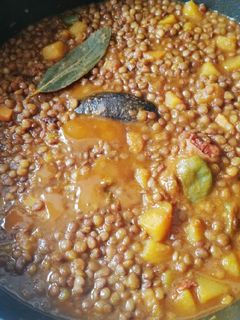 Una foto de Lentejas pardinas con puerro, piquillos y calabaza