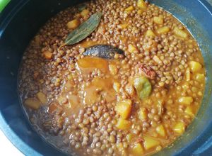 Una foto de Lentejas pardinas con puerro, piquillos y calabaza