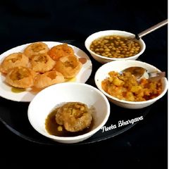 A picture of Paani Puri/Golgappe.