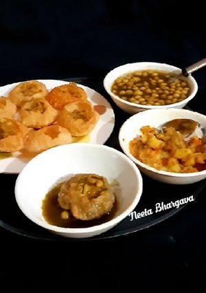 A picture of Paani Puri/Golgappe.