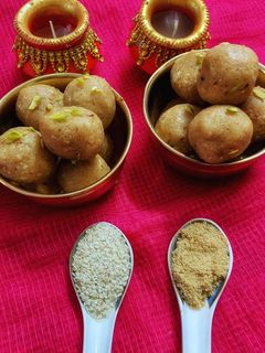 तिल गुड़ और मावे के लड्डू (til gur aur mewe ke ladoo recipe in Hindi) रेसिपी मुख्य फोटो