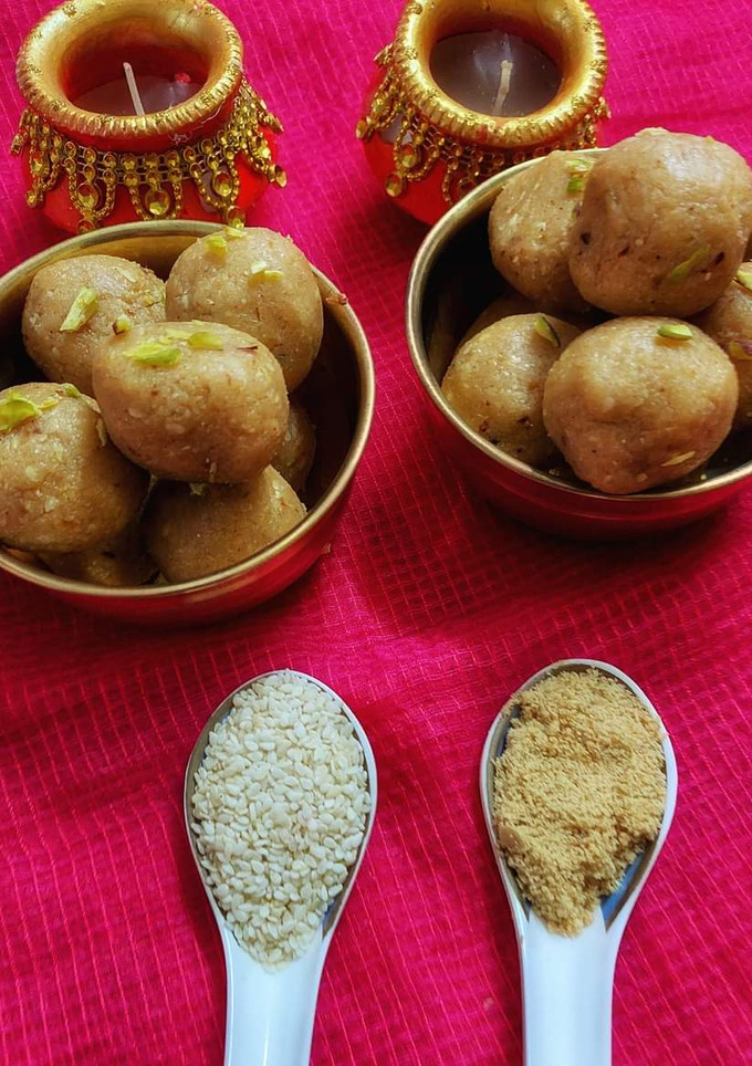 तिल गुड़ और मावे के लड्डू (til gur aur mewe ke ladoo recipe in Hindi) रेसिपी मुख्य फोटो
