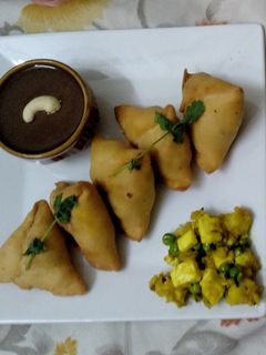 खस्ता आलू पनीर समोसे रेसिपी मुख्य फोटो