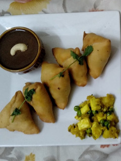 खस्ता आलू पनीर समोसे रेसिपी मुख्य फोटो