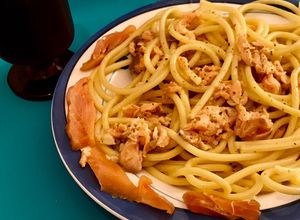 Una foto de Mis fideos con salsa a la carbonara de salmón ahumado y gin