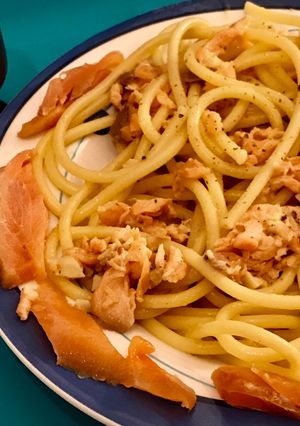 Una foto de Mis fideos con salsa a la carbonara de salmón ahumado y gin
