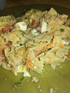 Una foto de Ensalada de pasta fría, verduras y atún