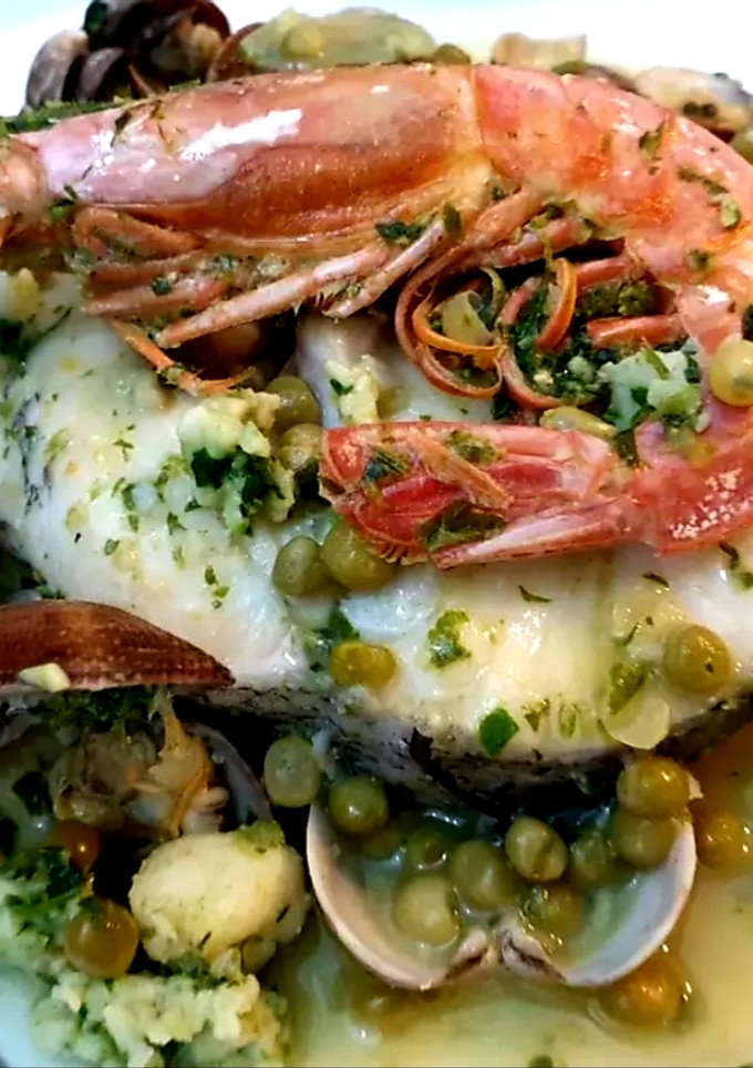 Una foto de 🦐🦐merluza en salsa verde a mi manera🦐🦐