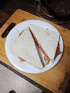 Una foto de Sándwich de jamón serrano y tomate frito