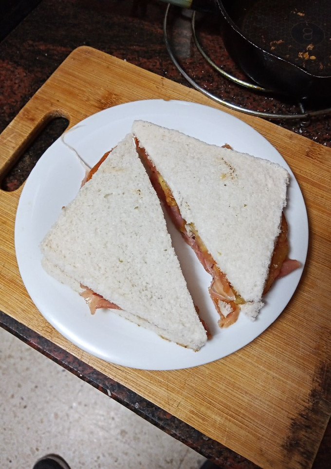 Una foto de Sándwich de jamón serrano y tomate frito