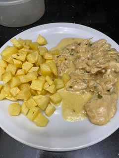 Una foto de Pollo al verdeo con papas fritas