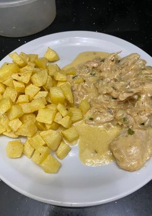 Una foto de Pollo al verdeo con papas fritas