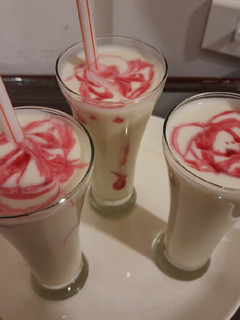 રોઝ લસ્સી (Rose Lassi Recipe In Gujarati) રેસીપી મુખ્ય ફોટો