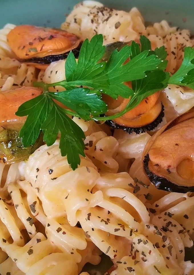 Una foto de Radiatore con mejillones a la crema de escabeche