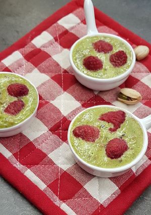 Une photo de Crème pure pistache aux framboises