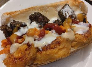 Una foto de Sánduche🥯de carne,🍖queso🧀y plátano🥙maduro🌮