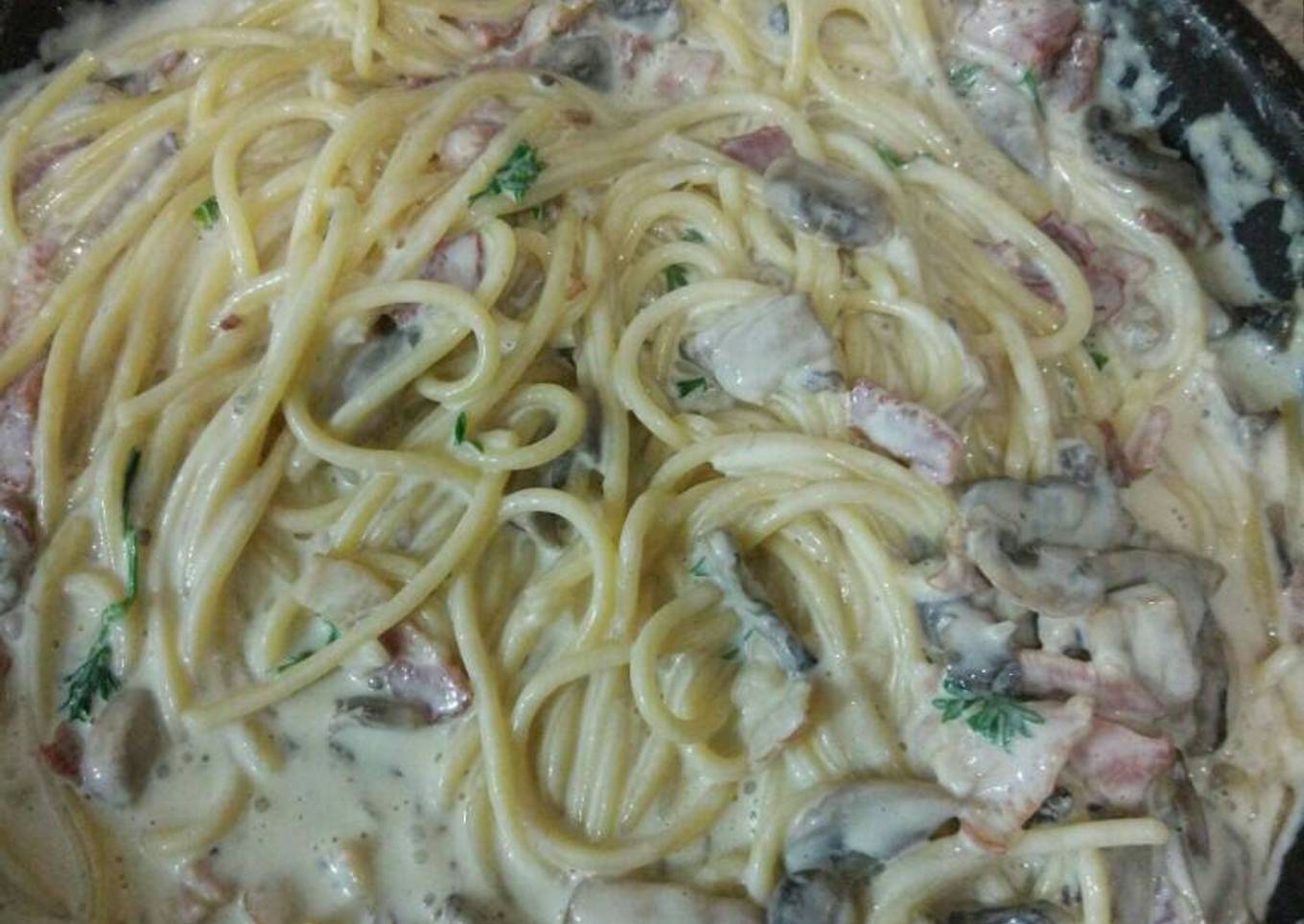 Spaghetti in creamy mushroom sauce