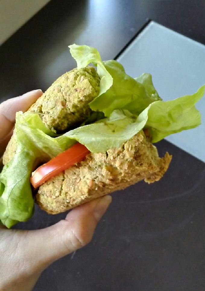 Una foto de Veggie sándwich con pan de arvejas y lino dorado💜