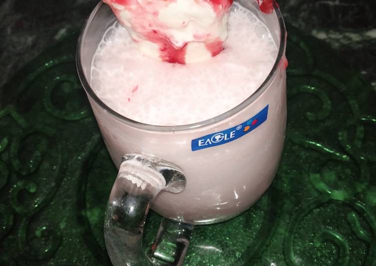 Strawberry shake with ice cream