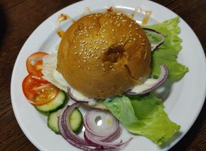 Hambi worchester szószos marhahús pogácsával recept fotója