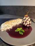 Peras al vino tinto con chantilly