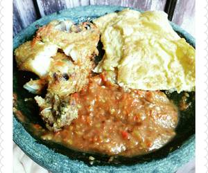 Resep mudah Ayam Penyet, Telur Dadar &amp;amp; Sambel Terasi Gurih Mantul