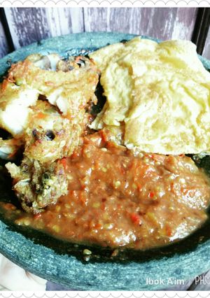 Foto resep Ayam Penyet, Telur Dadar & Sambel Terasi