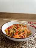 Ensalada coreana con fideos y pollo