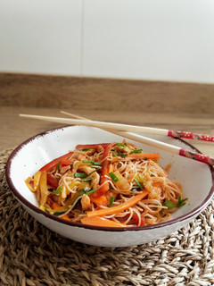 Una foto de Ensalada coreana con fideos y pollo