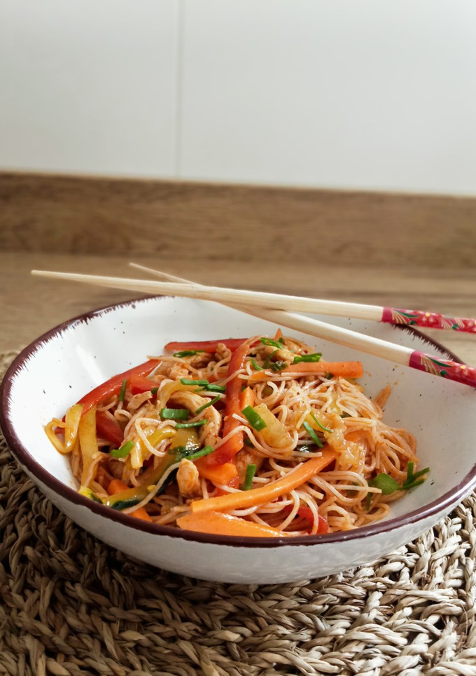 Una foto de Ensalada coreana con fideos y pollo