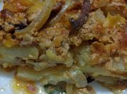 Una foto de lasagna de papa con carne