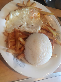 Una foto de Papas Fritas con Huevo