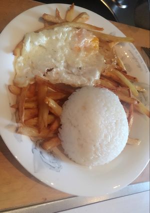 Una foto de Papas Fritas con Huevo