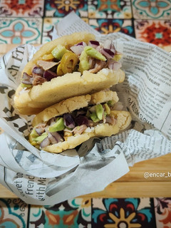 Una foto de Arepa de aguacate y ventresca de atún